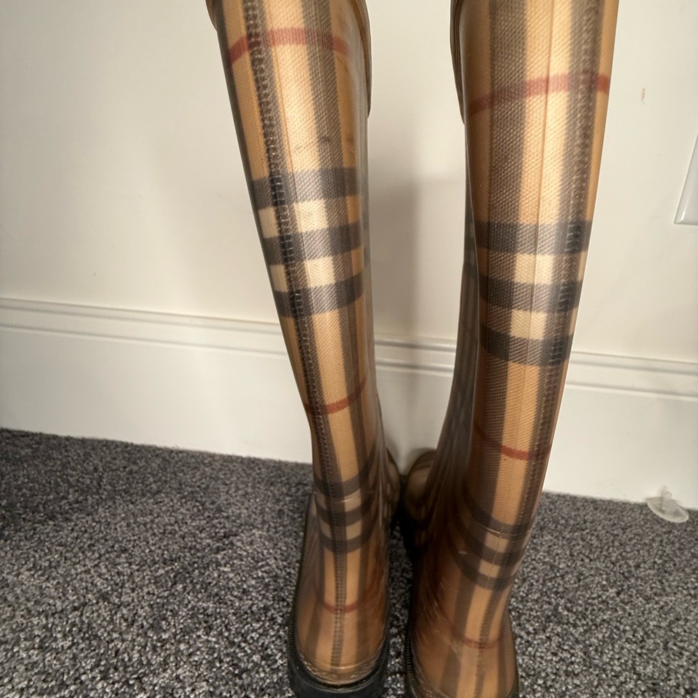Burberry rain boots, worn twice. These are in great condition, size 38 (7.5) - Picture 2 of 5